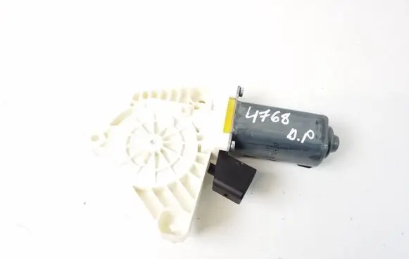 Mercedes-Benz CLA C117 X117 W117 Front door window regulator motor A2078200642