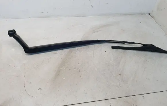 Toyota Auris E180 Front wiper blade arm 8231