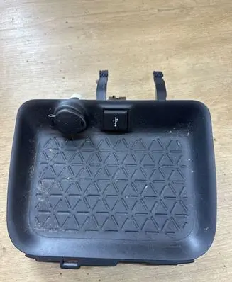 Toyota RAV 4 (XA50) USB socket connector 5881342040