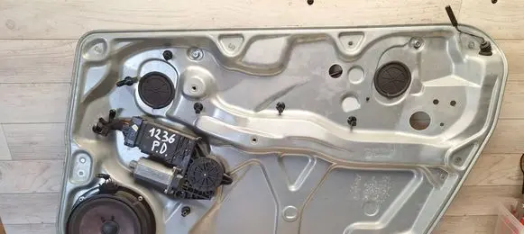 Volkswagen PASSAT B5.5 Front door window regulator with motor 3B4837756D 119090