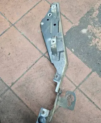 Citroen C4 II Picasso Fender mounting bracket 016690F05 0815