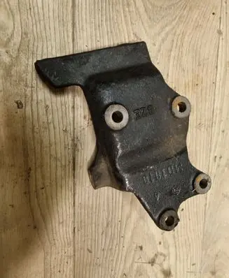 Nissan Navara D40 Engine mounting bracket