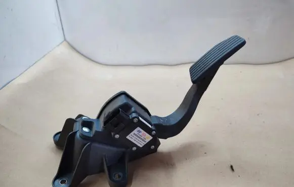 KIA Magentis Accelerator throttle pedal BKT0440A2G300