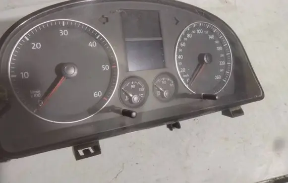 Volkswagen Touran I Speedometer (instrument cluster) 1T0920861AX V0020000 VWZ7Z0E2253195