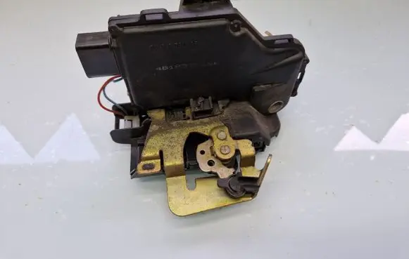 Audi A6 S6 C5 4B Front door lock 4B1837015B