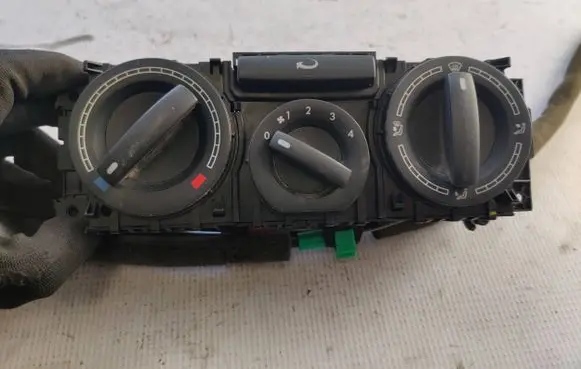 Volkswagen Golf V Climate control unit 7H0819045A9B9 981726Z 000046