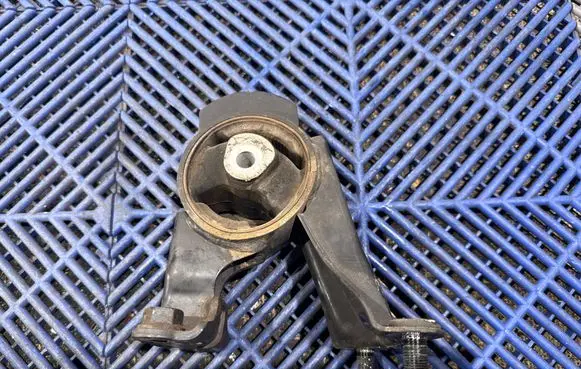 Engine mount bracket