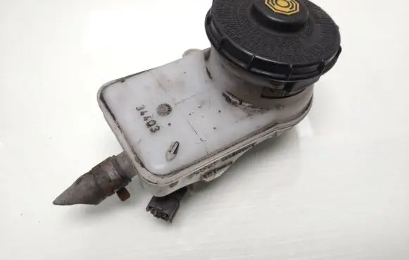 Brake fluid reservoir