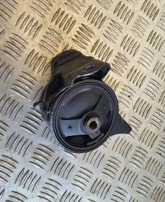 Honda CR-V Engine mount bracket