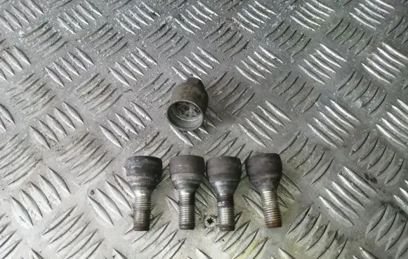 Opel Vectra C Anti-theft wheel nuts and lock 