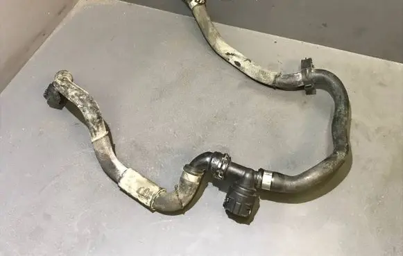 Engine coolant pipe/hose