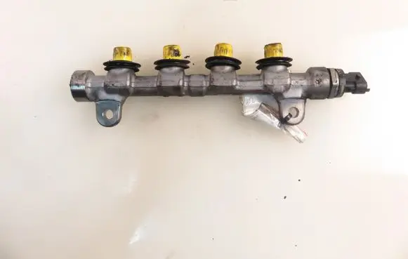 Infiniti M Fuel main line pipe 8201004395A 0445216032 8200880547