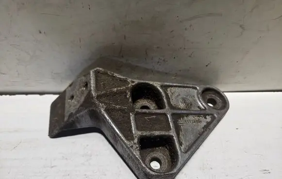 Opel Vectra B Engine mounting bracket 90305273 87082