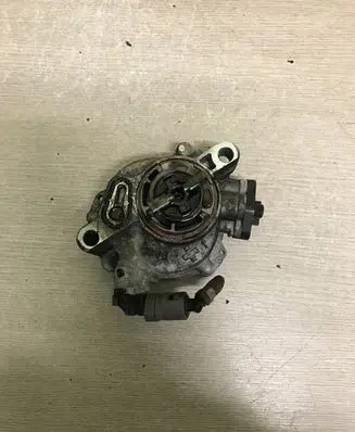Peugeot 208 Vacuum pump 9804021880