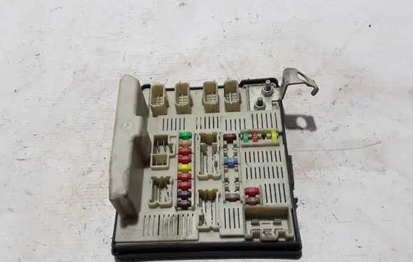 Renault Kangoo II Fuse module 8201044237
