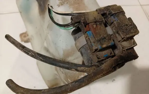Honda FR-V Windscreen/windshield washer pump