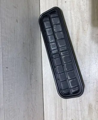 Mercedes-Benz CLS C219 Quarter panel pressure vent A2118300042