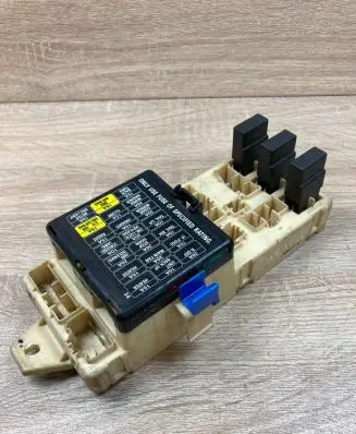 Subaru Legacy Fuse module 960713