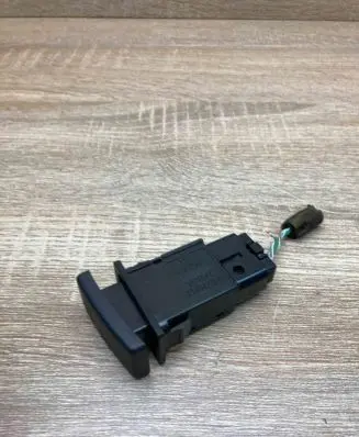 Toyota Avensis T250 Hazard light switch 157963 TR9503 WithPlug