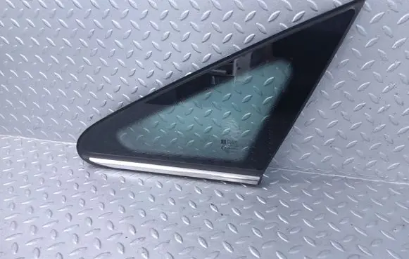 Opel Zafira B Front triangle window/glass 13123922