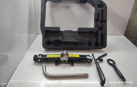 Audi A4 S4 B8 8K Tool set 8T0012109A