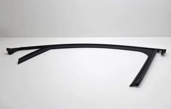 Opel Corsa F Front door rubber seal 9823226680