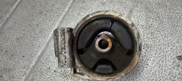 Volvo S40, V40 Engine mounting bracket