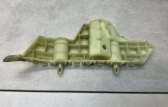 Front bumper mounting bracket