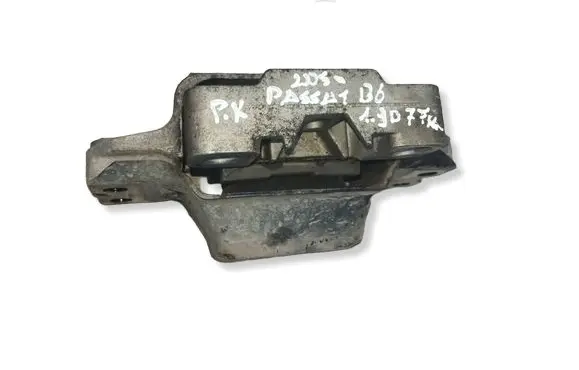 Volkswagen PASSAT B6 Engine mount bracket 3C0199555
