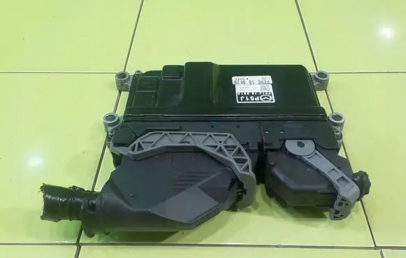 Mazda 3 II Engine control unit/module P51J18881A