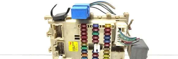 Nissan Almera Fuse module 243505M300