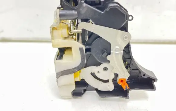 Mitsubishi Lancer VIII Front door lock