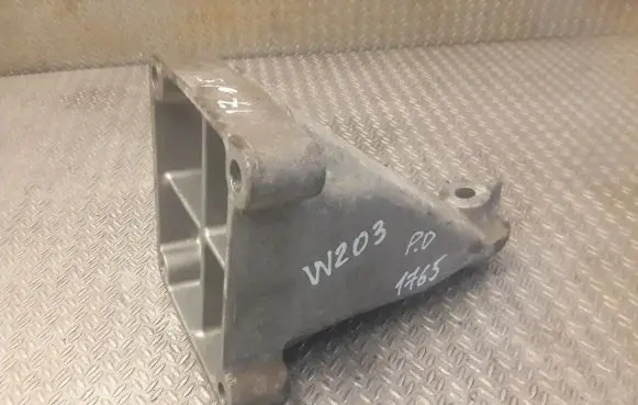 Mercedes-Benz C W203 Engine mounting bracket 2712230804 A2712230804