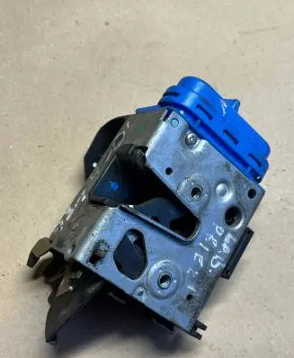 Audi A4 S4 B5 8D Front door lock 8D0839016A