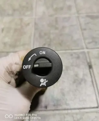 Passenger airbag on/off switch