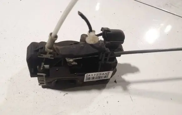 Opel Zafira A Front door lock 24444016