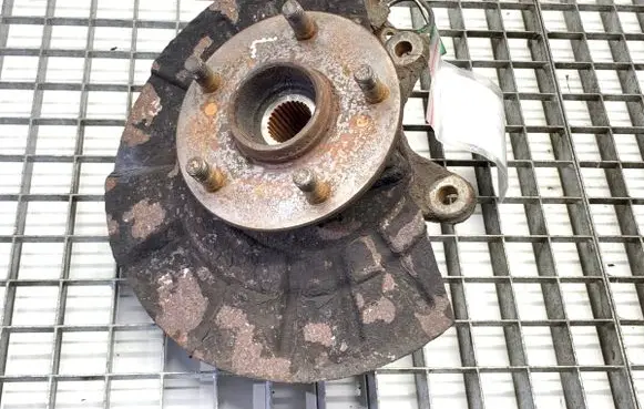 Suzuki Grand Vitara II Front wheel hub spindle knuckle