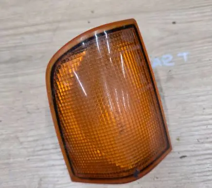Volkswagen Jetta I Front indicator light 161953082