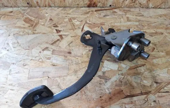 Nissan Juke I F15 Clutch pedal 