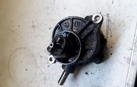 Mercedes-Benz C W203 Vacuum pump