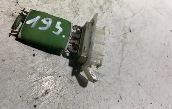 Volkswagen PASSAT B6 Heater blower fan relay 
