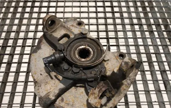 Mitsubishi L200 Front wheel hub spindle knuckle