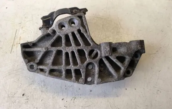 Gearbox mounting bracket