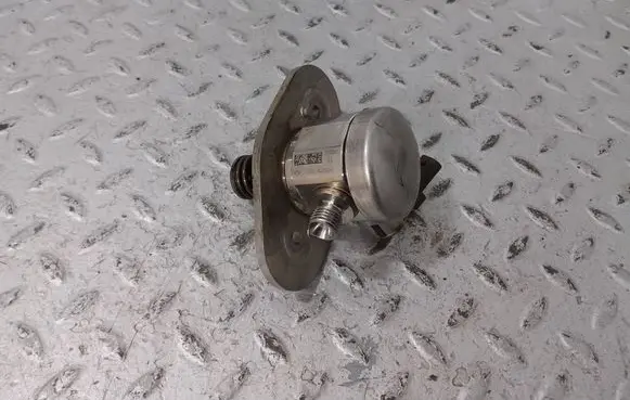 BMW 1 F40 Fuel injection high pressure pump 8631642 13518631642