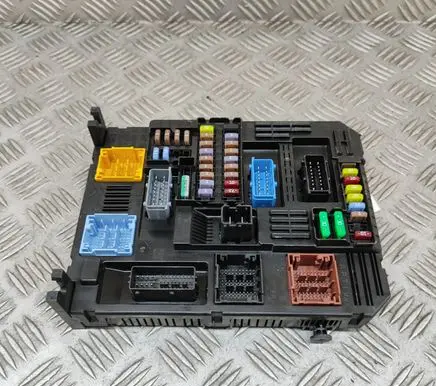 Opel Vivaro Fuse module 9845141280