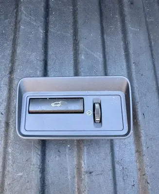 Tailgate opening switch