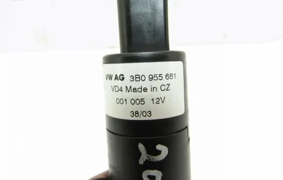 Volkswagen Touareg I Headlight washer spray nozzle 3B0955681