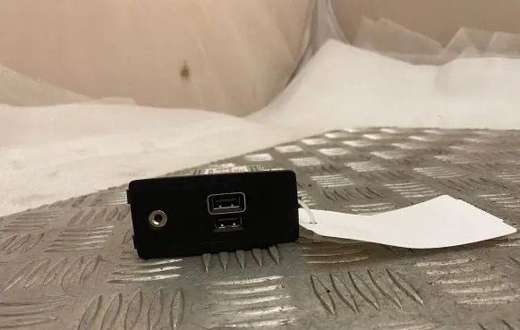 Volvo XC90 USB socket connector 31407038