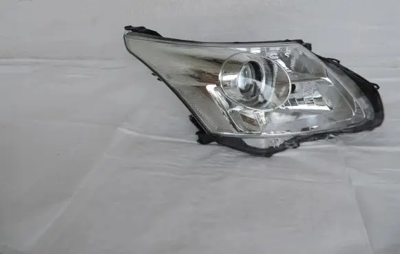 Toyota Avensis T270 Headlight/headlamp 81130-05312