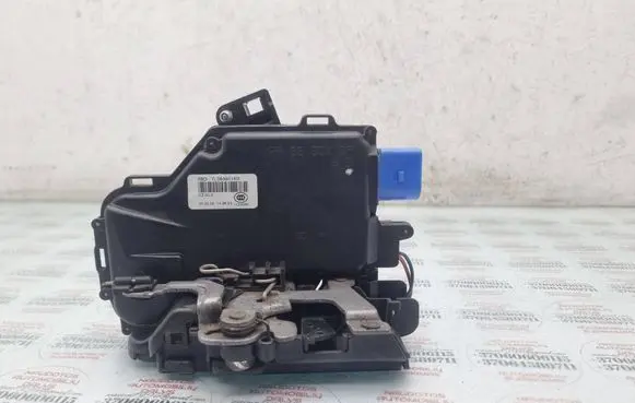Volkswagen Touran I Rear door lock 7L0839016D
